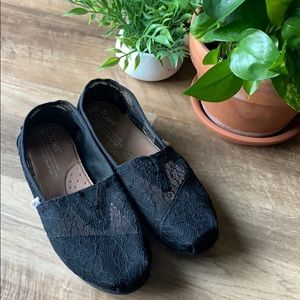 TOMS women’s 6.5 Black Lace Slip Ons Shoes